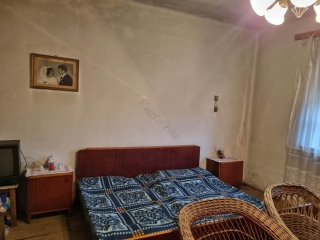 Price: €24.690,00 Category: House Area: 110 sq.m. Plot Size: 1248 sq.m. Bedrooms: 3 Bathrooms: 1 Location: Countryside Partially renovated family house with 3 bedrooms in the (very) south. The house is about 110m2 and offers you the living room, a ki...