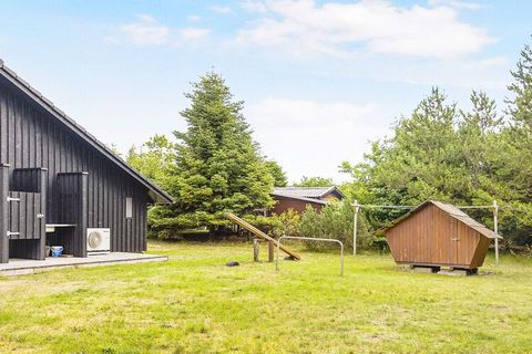 Dans la belle région de nature et de vacances de Bratten Strand se trouve ce cottage de qualité conçu par un architecte avec bain à remous et sauna et un emplacement idéal dans un environnement calme à seulement env. A 250 m de la plus belle plage de...