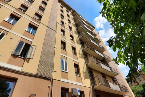 Visiting this property I had a dive into the past, in the beautiful bourgeois apartment where my uncles lived in Mantua. Here, however, we are in Modena, one of the economic hearts of Europe, in a building a short distance from the historic centre, i...