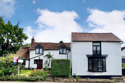 A charming 18th Century three bedroom detached character cottage with a large private garden, situated in the sought after Bedfordshire village of Woodside with no onward chain. Located within Lower Woodside, this 18th Century detached cottage former...