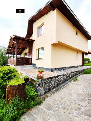 Wir bieten eine möblierte Villa mit Hof, mit einer schönen Aussicht, an einem ruhigen und friedlichen Ort in der Stadt Rakitovo. Der erste Stock besteht aus einem Eingangskorridor, einem großen Wohnzimmer, einem Esszimmer mit Küchenzeile, einem Badez...