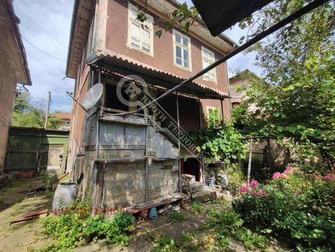 Imoti Tarnovgrad bietet Ihnen ein zweistöckiges Haus im Dorf Kravenik. Das Dorf liegt etwa 25 km westlich des Zentrums von Gabrovo, 21 km südsüdwestlich der Stadt Sevlievo und 7 km ostnordöstlich der Stadt Apriltsi. Die angebotene Immobilie hat folge...