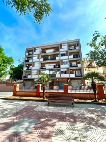 Apartment for sale in the center of the town of La Pobla Llarga. It has 111 m2, 3 bedrooms, 2 bathrooms, living room, kitchen, gallery. It has unobstructed views of the park. The balcony is very large, terrace type. The solarium on top of the buildin...