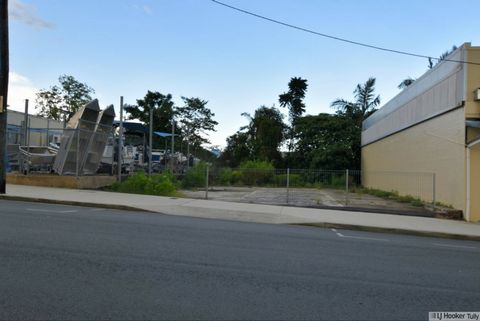 Tully ligt ongeveer 148 km ten zuiden van Cairns, omgeven door bananen, suikerrietplantages en regenwoud op de werelderfgoedlijst, en is een van de groenste en natste steden in Australië. Er zijn tal van lokale attracties en zwemgaten in de omgeving,...