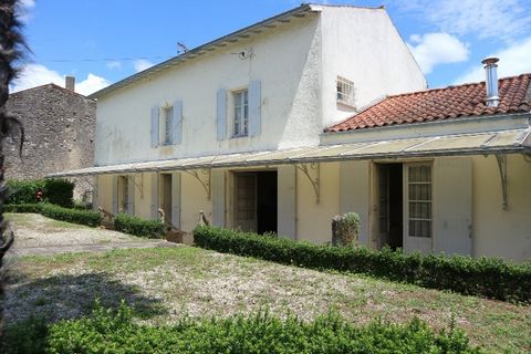 BEAUTIFUL OLD STONE HOUSE OF 160 M2 ON 800 M2 OF LAND. 10 MN FROM SAINT JEAN D'ANGELY. TOWN CENTER WITH ALL SHOPS. Old house, town center, 160 m2 with entrance, boiler room, pantry, wc, double living room of 30 m2, dining room, kitchen. Upstairs: 4 b...