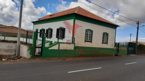 3 bedroom villa in Santa Luzia, Praia da Vitória. In excellent condition. Consisting of: 3 bed rooms 2 WC's Living room Kitchen Dining room Garage, with access to the house. Attic, which can be used as bedrooms and/or living room. Cemented patios Gar...