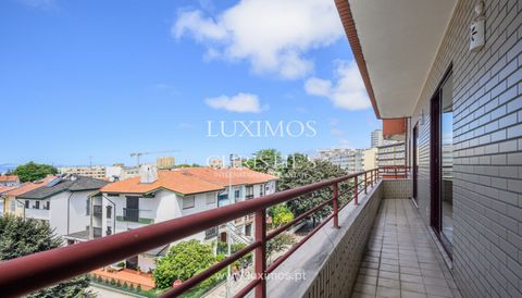 Excellent 3 bedroom apartment , for sale , in Senhora da Hora, Matosinhos . Property, in good condition , with a functional distribution of divisions consisting of two bedrooms and a suite, all with built-in closets and closet, private bathroom in th...