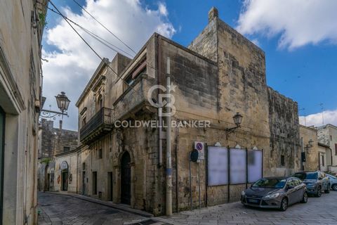 PUGLIA - LECCE - MAGLIE (LE) In the heart of the historic center of Maglie, a few steps from the main square, we are pleased to offer for sale a large apartment of about 230 square meters located on the first floor of a splendid historic building fro...
