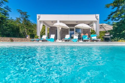 La villa está situada en el tranquilo pueblo de Santalezi, en la parte este de Istria, lejos del bullicio turístico, pero a sólo 15 minutos en coche de Rabac, un encantador balneario con multitud de playas de guijarros y excelentes restaurantes. Dura...
