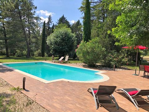 This charming, renovated mill property is located in the countryside in a unique, natural and calm setting and includes a main house of approx. 144m2 and a gite of approx. 50m2 on a magnificent wooded park of approx. 6400m2 with a swimming pool and t...