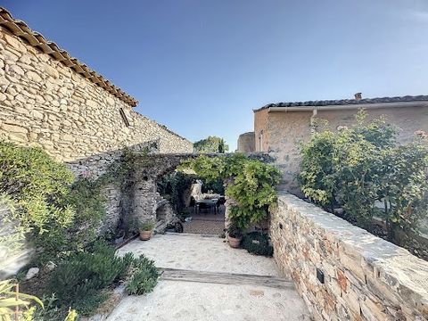 Dino Maurizi, your real estate advisor, Comptoir Immobilier de France, offers you, in a charming little hamlet on the heights of Lioux, this old stone farmhouse (1694), completely restored with taste and quality materials. The house of about 135 m2 o...