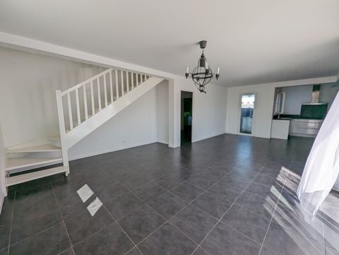 Come and discover this house built in 2017 on a plot of 223m2, adjoining only by the garage and the cellar. It is located in the Sutar district, close to schools, less than 10 minutes from Biarritz airport and 5 minutes from the motorway. This recent...