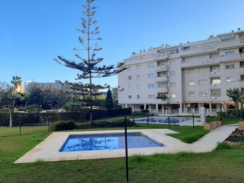 Apartment in Playamar with South-Facing Terrace Discover this charming apartment nestled in the serene residential area of Playamar in Torremolinos. Located just a short 5-minute walk from the beaches and beach bars of Playamar, this home offers the ...