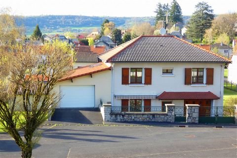 Aurillac, 10 km. On 700 M2 of enclosed and wooded land. Beautiful renovated house comprising 1 living room, dining room with insert fireplace, 1 new fitted kitchen, 4 bedrooms, 1 bathroom, 1 shower room, 2 toilets, 1 large laundry room, 2 garages, do...