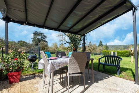 Located in Saint-Léon-sur-Vézère, accommodation gite de la croix offers a view of the garden. It features a seasonal outdoor swimming pool, a terrace and free Wi-Fi. This holiday home has a private swimming pool, a garden and free private parking. Th...