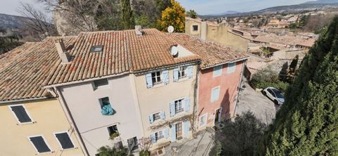 We exclusively offer you this charming house in the heart of Malaucène. Located in the historic district of the Saint Michel church, in a quiet area while being close to all the shops, this house backing onto the Calvary of Malaucene is unique. It wa...