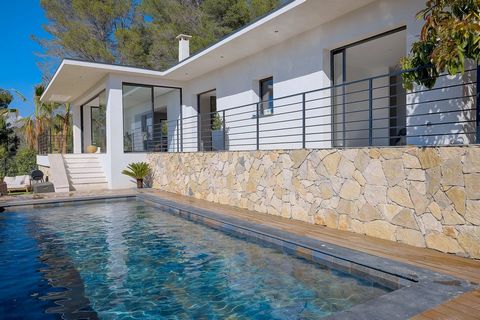 Contemporary villa in a quiet location - uninterrupted view In a quiet, residential area, this attractive contemporary villa enjoys lovely, uninterrupted views and a 1868 m2 plot fully enclosed adorned with an inviting swimming pool. The villa featur...