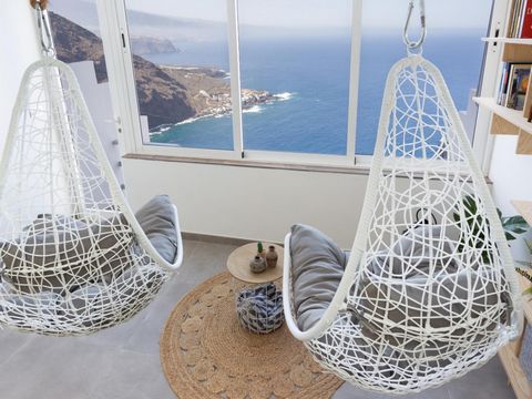 Description Hanging from the cliff, The Cliff House is a unique accommodation that is located in the northern area of ​​Tenerife with more hours of sunshine per year. Its panoramic sea views from its two terraces (one external and one internal) are s...