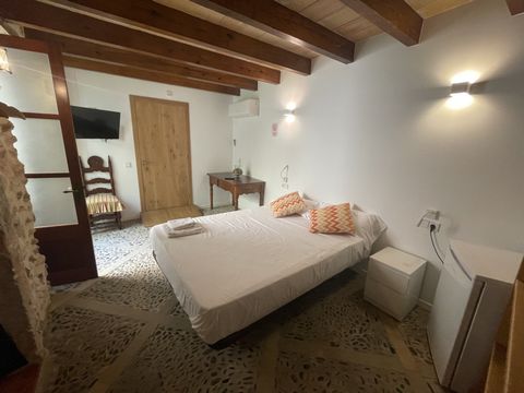 Charming suite located in a shared house in the centre of Sa Pobla. Fully equipped with private bathroom, desk, air conditioning, wardrobe, Wifi and TV. Shared areas are the kitchen, living room, the large garden and the parking for bicycles. Water, ...