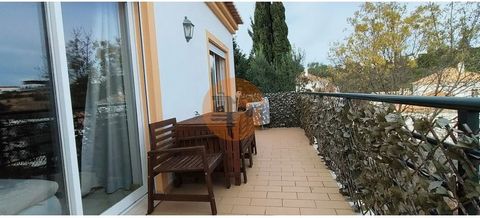 Excellent 3 bedroom villa with 287 m2 of gross area, located in a quiet and familiar urbanization, 5 minutes from the center of the charming city of Tavira, where you can enjoy all services, commerce and amenities. On the ground floor of the villa we...