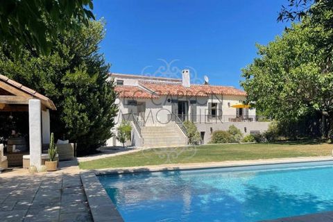 The Bec-capron Immobilier agency, specializing in charming and prestigious properties, offers you 10 minutes north of Aix-en-Provence. Architect-designed villa of 185 m2 nestled in the heart of enclosed landscaped grounds of 1400 m2 with a swimming p...