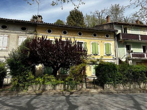 Buy a new home with this spacious T6 townhouse to renovate in the town of Moissac. House comprising a kitchen area, a dining area, a living room, an atypical patio with balconies on each floor and 5 bedrooms. To take full advantage of all these rooms...