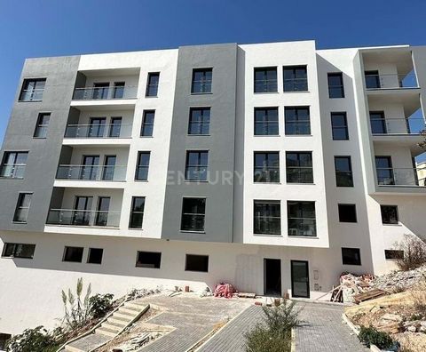 New 2 and 3 bedroom flats in the Moinho do Guizo urbanisation This development was born in a quiet area of the municipality of Amadora, where you can also find various types of commerce, services and a children's playground in front of the developmen...