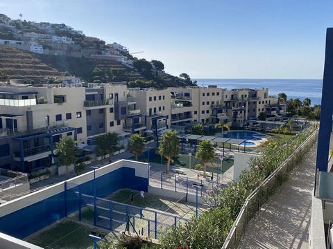DISPONIBILITE ETE 2024 Moderne situé à Residencial Cabria, à seulement 150 mètres de la plage elle-même et à moins de 10 minutes en voiture du centre d`Almuñécar. D`une superficie de 100m2, il dispose de 3 chambres extérieures, 2 salles de bains, une...