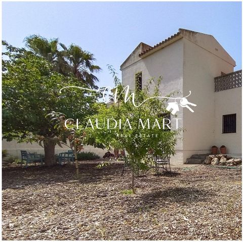 Live quietly in the middle of nature 10 minutes by car from the most beautiful beaches of the Costa Dorada, Miami Playa, Cambrils. This townhouse breathes peace and offers all the comforts of spacious spaces full of sunlight and especially qualities ...
