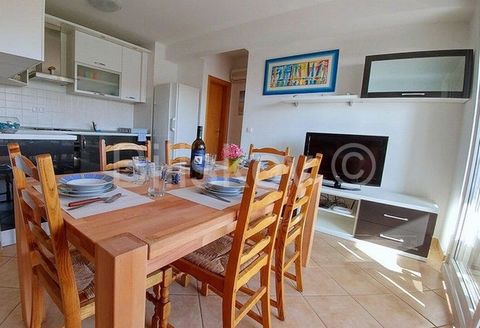 Makarska, two-story comfortable three bedroom apartment with a total usable area of 90 m2 on the second and third floors of a residential building. The first floor consists of a kitchen with a dining room and a living room, a bedroom, a bathroom and ...