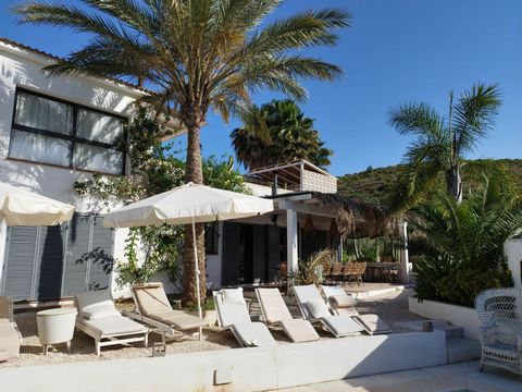 A wonderful finca in an unbeatable location. This is Finca Mil Estrellas, with a track record of 7 years and an outstanding reputation in rentals. This property is offered for sale as an ongoing business, with confirmed rentals until 2024, presence o...