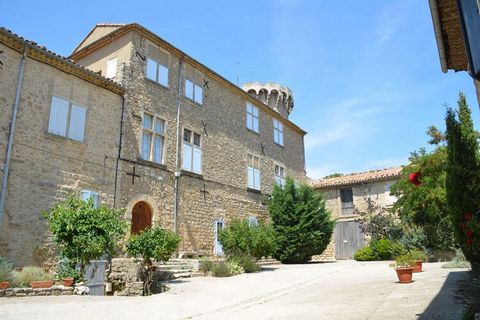 Een perfecte locatie! Deze prachtige Provençaalse villa ligt in het charmante dorpje Viens, met onvergetelijk uitzicht over de Luberon. Geniet van de zachtheid van het leven terwijl je geniet van luxe en comfort! Deze woning biedt comfortabel plaats ...