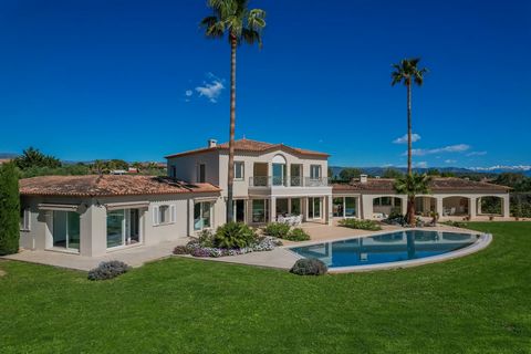 Biot - Set in a prestigious gated estate, this remarkable property boasts stunning sea views. Once within the property, this elegant family home comprises a magnificent entrance hall, a vast reception room, a fitted kitchen, four en suite bedrooms an...