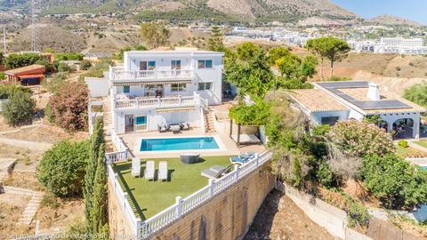 Amazing Villa in Torreblanca with spectacular panoramic views. Ideal as a family home or investment. Tourist license on place. It is distributed as follows: Ground floor: entrance hall, large living room with access to porch and terrace, fully equipp...