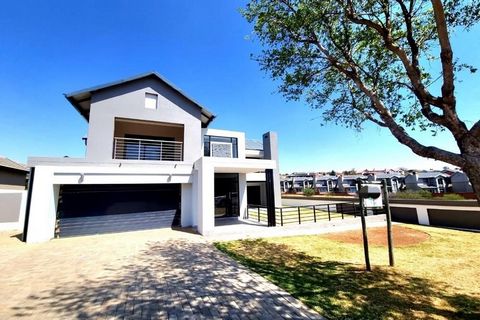 Nieuw gebouwd huis met 4 slaapkamers en 4 badkamers, het prestigieuze Hills Wildlife Security Estate Kom en versier uw huis op dit prachtige landgoed in Pretoria Oost. Dit huis is perfect voor u en uw gezin om een nieuw begin te beginnen in een perfe...