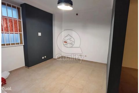 Unique Investment Opportunity: Shop with Potential for Conversion into a 0 Bedroom Apartment in Penha de França Looking for an exceptional investment opportunity in the real estate market? We present you a property with immense potential, located in ...