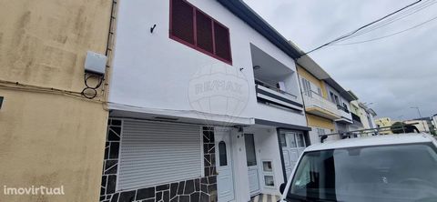 Building in horizontal property with house on the ground floor consisting of three bedrooms, living room, kitchen with pantry, bathroom and a small patio with annex. Good condition. The villa is very close to the university, services and commerce. Ex...