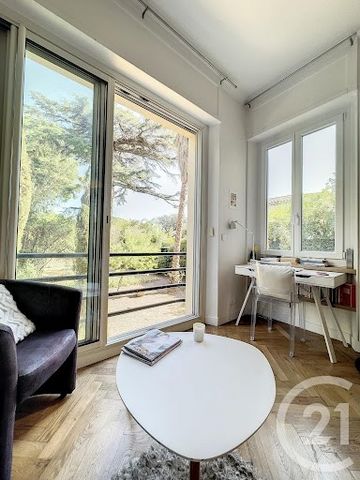 APARTMENT SOLD RENTED CANNES BASSE CALIFORNIE - In a quiet, middle-class residence in a cul-de-sac close to shops and transport, 2-room apartment of approx. 35m² for sale, occupied by a tenant. This bright apartment comprises an entrance hall, a livi...
