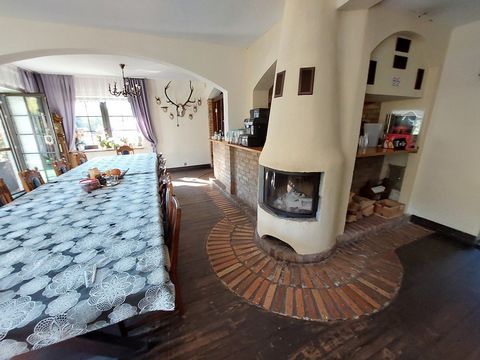 We offer for sale a charming guesthouse located in the town of Rów in the Myślibórz District, surrounded by forests and lakes. 11 rooms with bathrooms, dining room, study, kitchen. The house is secured by anti-burglary doors and windows with speciall...