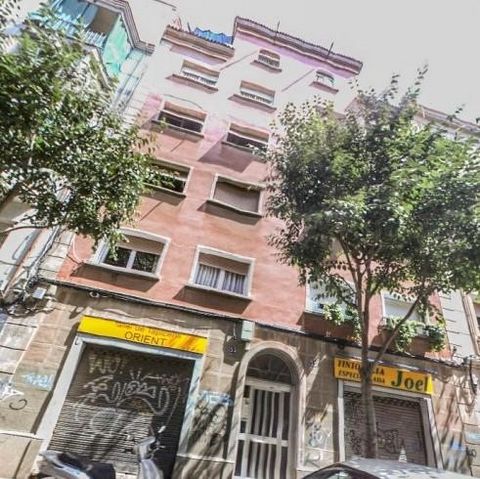 PROPERTY TO UPDATE FOR SALE. JTO. COLLBLANCH MARKET (HOSPITALET DE LLOBREGAT), JTO. PARQUE DE LA MARQUESA, AND JTO. TORRASSA PARK. EXTERIOR APARTMENT ON THE FIRST FLOOR IN A REGAL BUILDING IN 1958, RENOVATED AND WITH A LIFT. IT HAS 61M2 BUILT * 58M2 ...