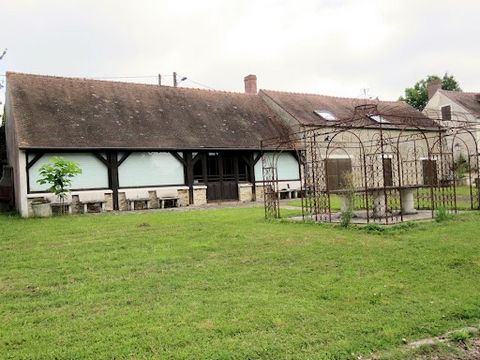 Fully enclosed 9ha property with 2 houses and a pond On the edge of a small village located 15 minutes from Coulommiers, this property of approximately 9ha consists of 2 residential houses for 450m² (5 rooms for the first, 6 rooms for the second), be...