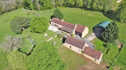 24200 SARLAT LA CANEDA. Property: old farmhouse, dwelling house, house to renovate, garages, land of about 11 hectares. Selling price: 470 000 euros (Agency fees paid by the seller) Located in the heart of the Périgord Noir, golden triangle Montignac...