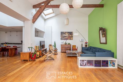 Located on rue du faubourg Saint-Denis in a former car garage, this home-style loft of 148.33m2 (140.17m2 Carrez) is embellished with a private terrace of 22.45m2. From a large courtyard and very quiet, the entrance to the duplex opens onto a large l...