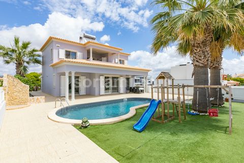 Magnificent villa with three bedrooms, plus one extra room and a private pool, fabulous location in a privileged area of ??Albufeira. With an excellent location facing south, this fantastic villa is set in a very quiet and central premium area of ??A...