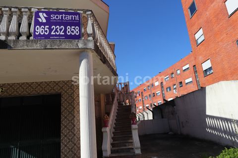 House with excellent location in Senhora da Hora. The property has three fronts, good outdoor spaces, patio and garden at the rear, with barbecue, kitchen, bathroom and fruit trees. They contain bedrooms, an office, a living and dining room, kitchen,...