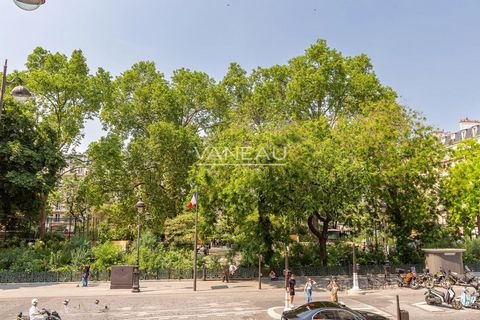 In the immediate vicinity of Square Montholon, the VANEAU group offers you a family apartment of 104.95 m² carrez, located in an old building, on the 1st floor with elevator and comprising: an entrance with a beautiful Prussian fireplace, a living ro...