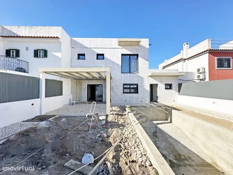 New 4 bedroom villa in Azeitão on a plot of 412 m2 The villa consists of: R/C -Living room - Equipped kitchen -Laundry - Social bathroom -Room -Garage 1st Floor - Corridor of the bedrooms - Two bedrooms with fitted wardrobes - Bathroom - Suite with w...