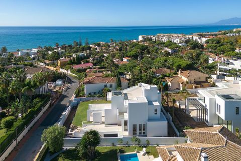 Moderna villa de lujo a sólo 300 metros de la playa en Marbesa, Marbella Este, con vistas al mar desde el primer piso y terraza en la azotea. La azotea cuenta con un jacuzzi y ofrece vistas panorámicas de la ciudad de Marbella, el mar, Gibraltar y Áf...