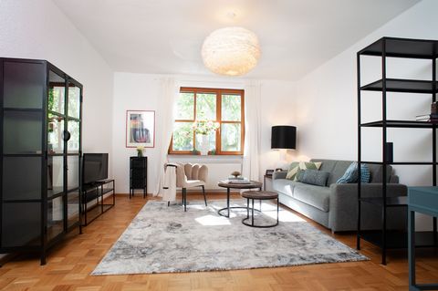 Situated on a square hemmed by plane trees directly on the banks of the Rhine, this over 100m², freshly renovated and modernly furnished 4-room apartment in a historic building offers exceptional comfort in the heart of Mainz Neustadt. The apartment ...