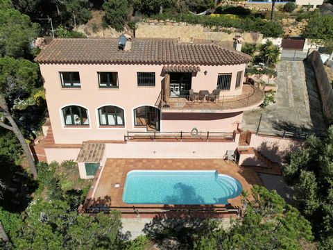 Beautiful villa with stunning sea views and tourist license, located in the residential area of Casa Nova in Sant Feliu de Guíxols. It overlooks the mountains of l'Ardenya, the sea and the village. A 5-minute drive to the centre and the beach. Casa N...